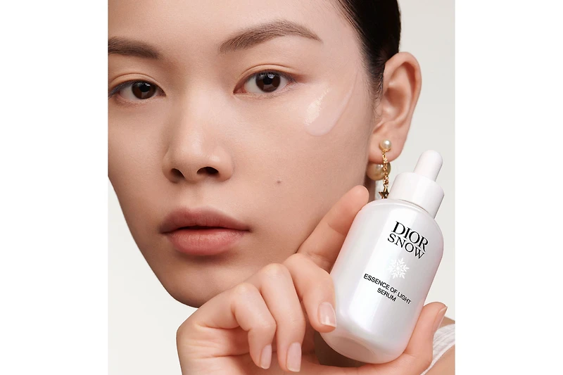 Dior Snow Essence of Light Serum