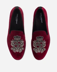 Velvet slippers with coat of arms embroidery