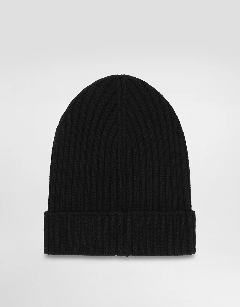Knitted hat with logo plaque