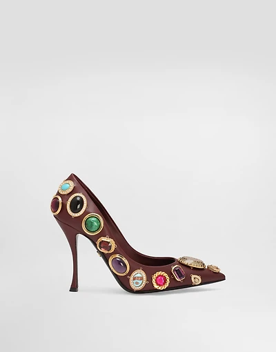 Pumps with stone embroidery