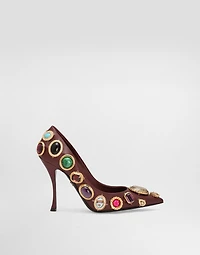 Pumps with stone embroidery