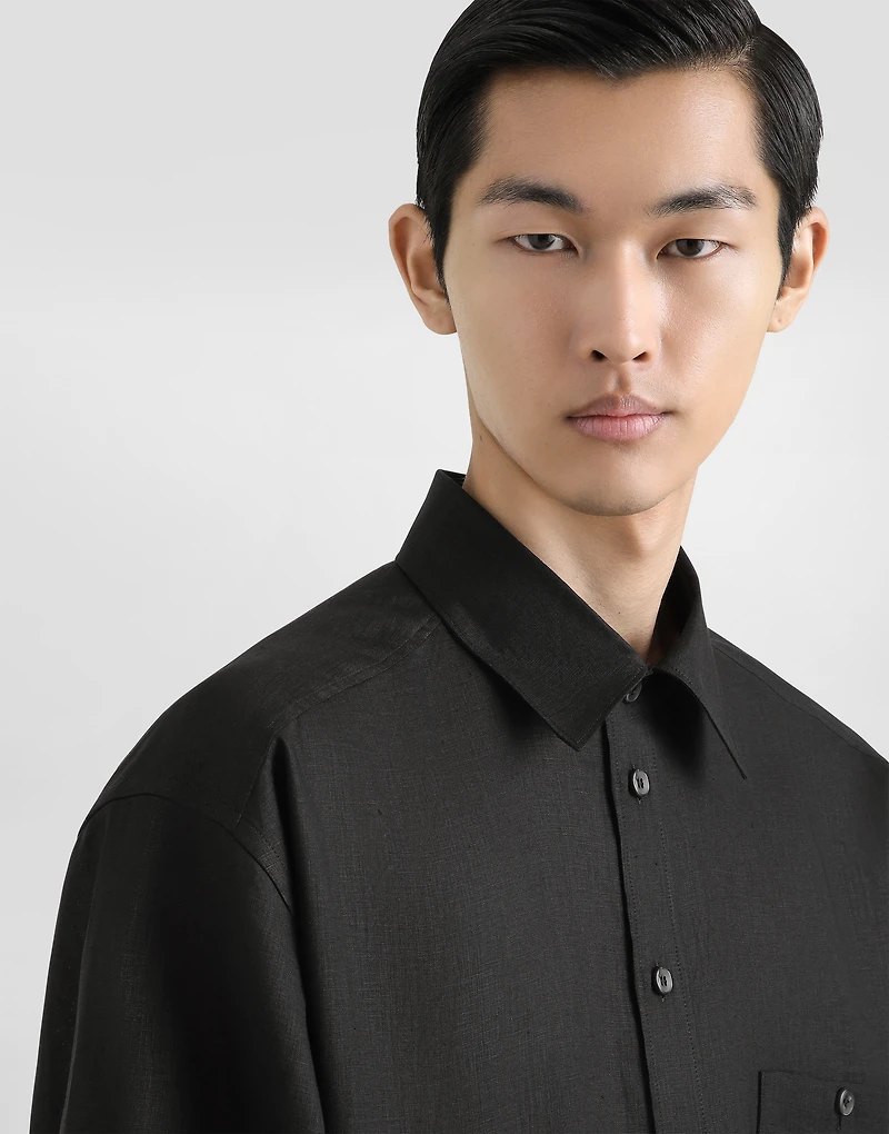 Linen shirt with heraldic patch