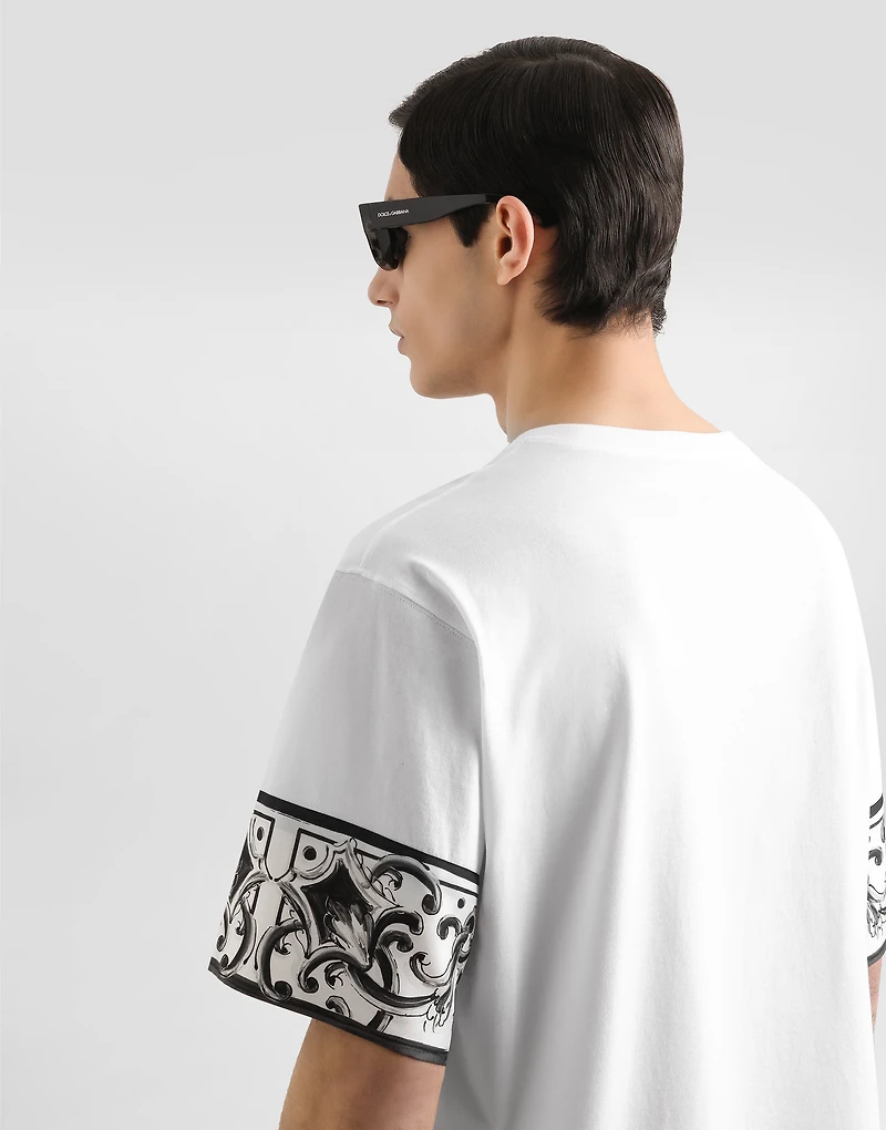 Short-sleeved t-shirt with majolica print