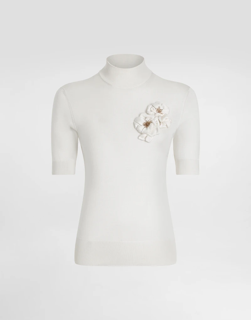 Silk pullover with flower brooch