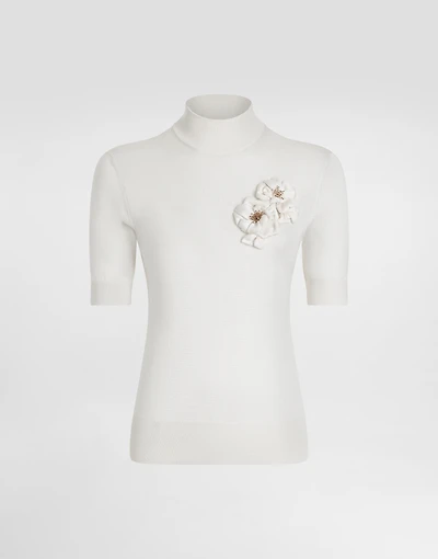 Silk pullover with flower brooch