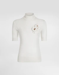 Silk pullover with flower brooch