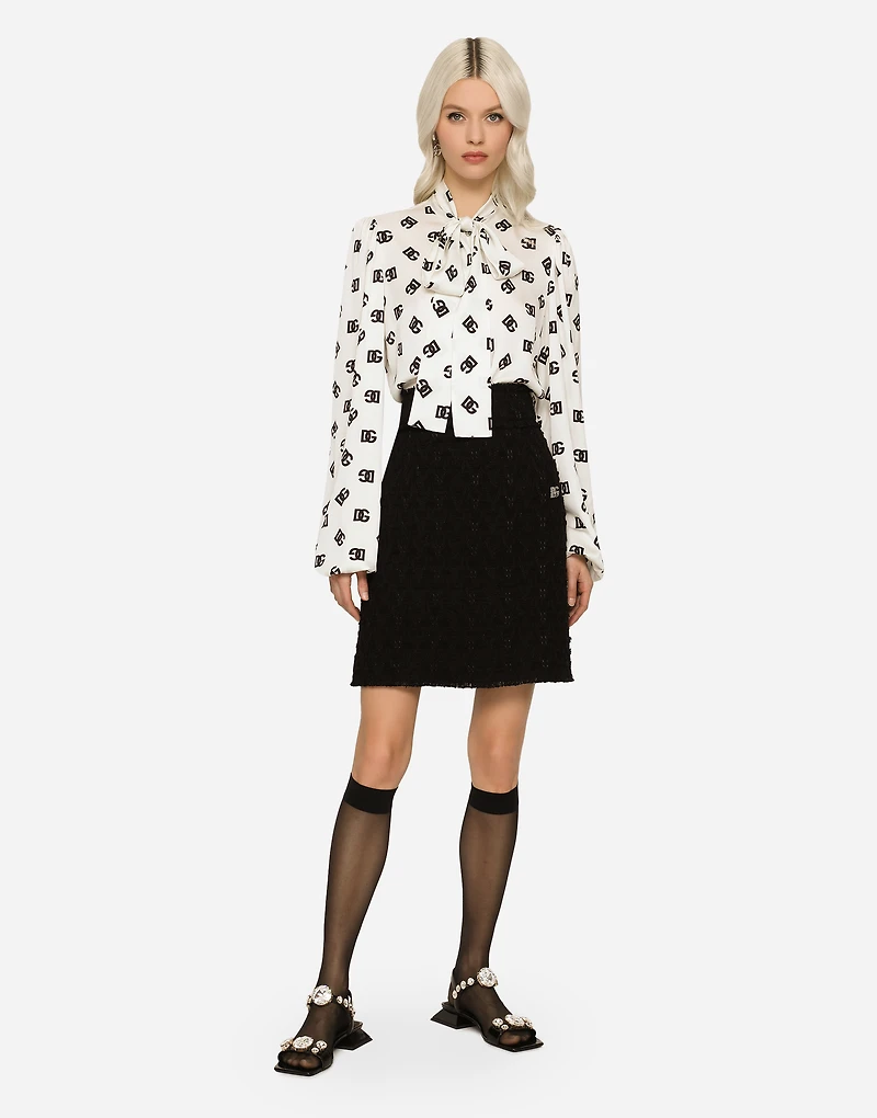Rush-stitch skirt with side slit