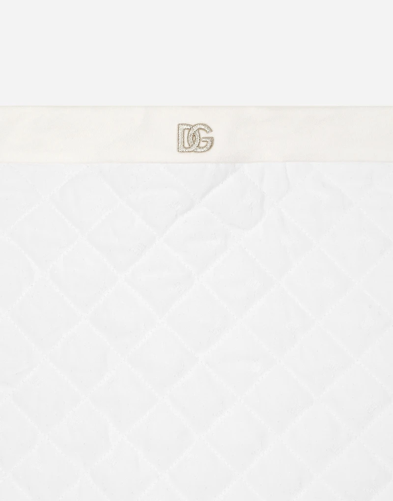 Quilted jacquard blanket with DG logo