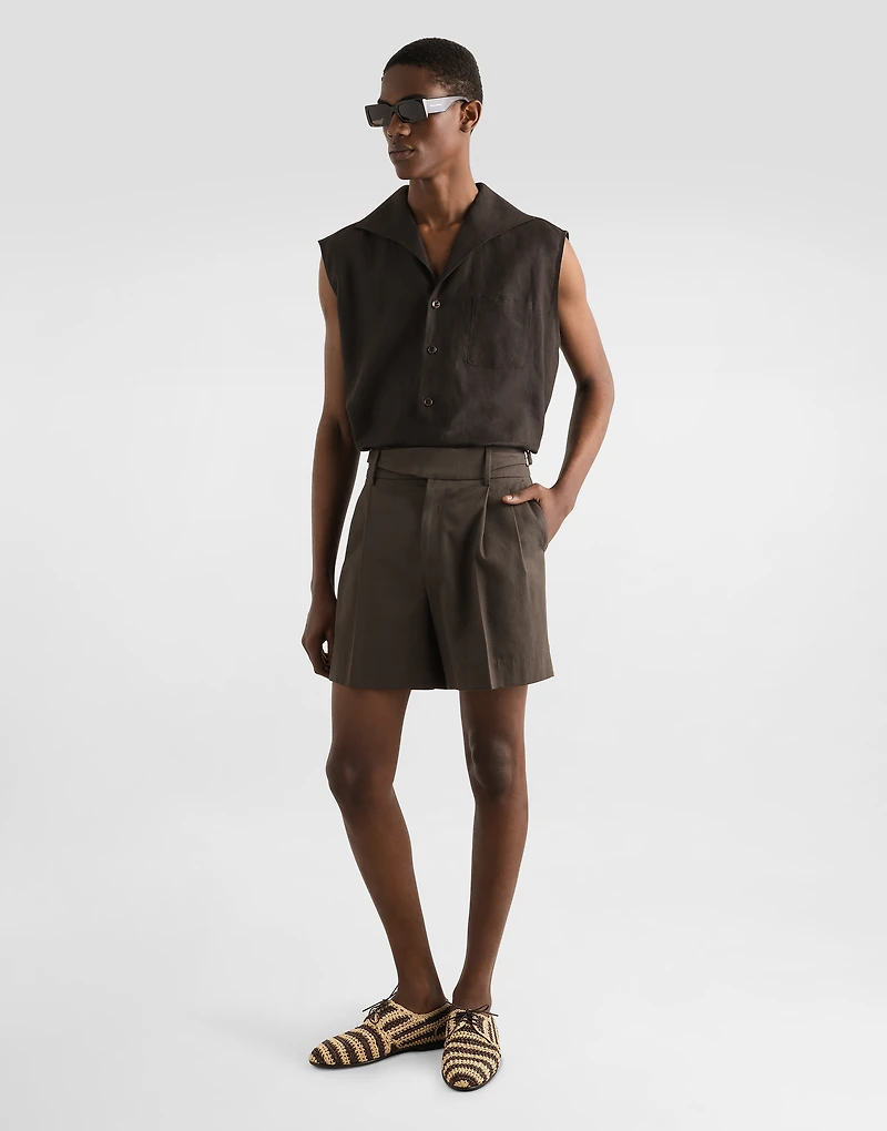 Three-button sleeveless linen shirt