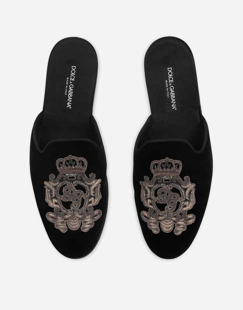 Velvet slippers with coat of arms embroidery