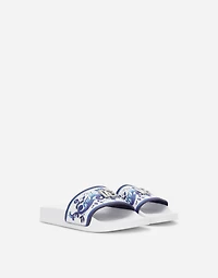 Majolica-print sliders with metal DG logo
