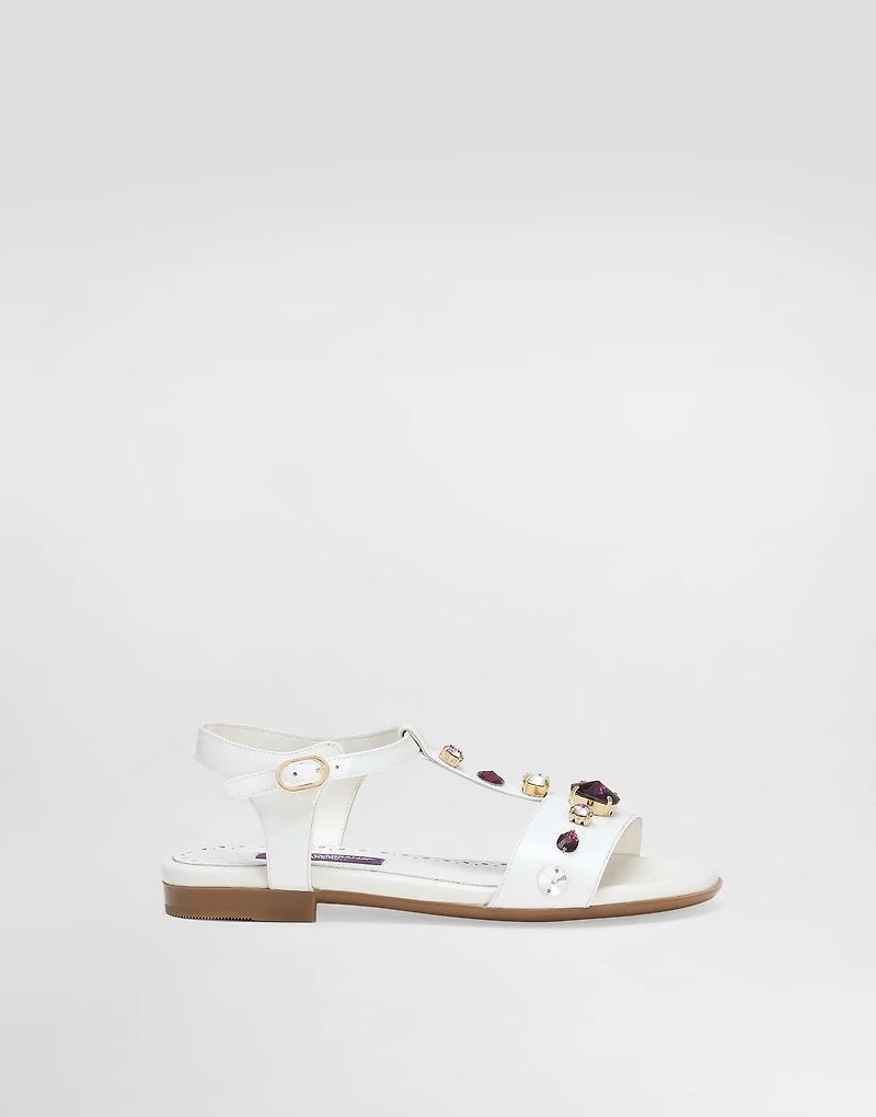 Patent leather sandal with embroidery