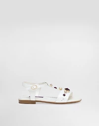 Patent leather sandal with embroidery