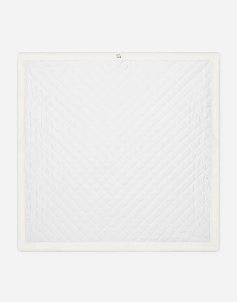 Quilted jacquard blanket with DG logo