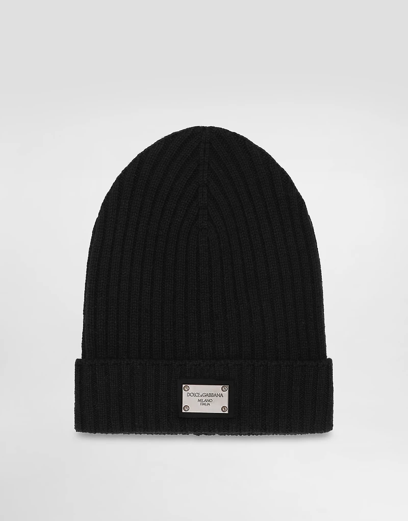 Knitted hat with logo plaque
