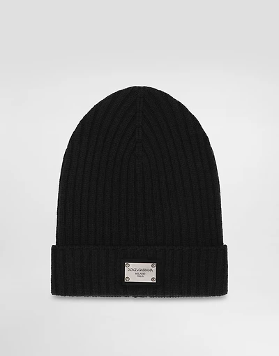 Knitted hat with logo plaque