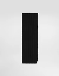Ribbed knit scarf with logo plaque