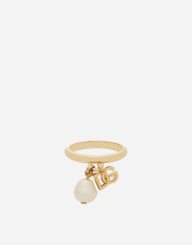 Engagement ring with DG logo and pearl charms