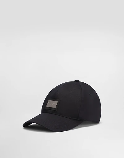 Cotton baseball cap with branded tag