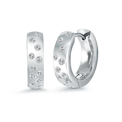 Boucles d’Oreilles Huggies Asymétriques en Acier Inoxydable  serties de Zircons Cubiques. Color: blanc | Doucet Latendresse