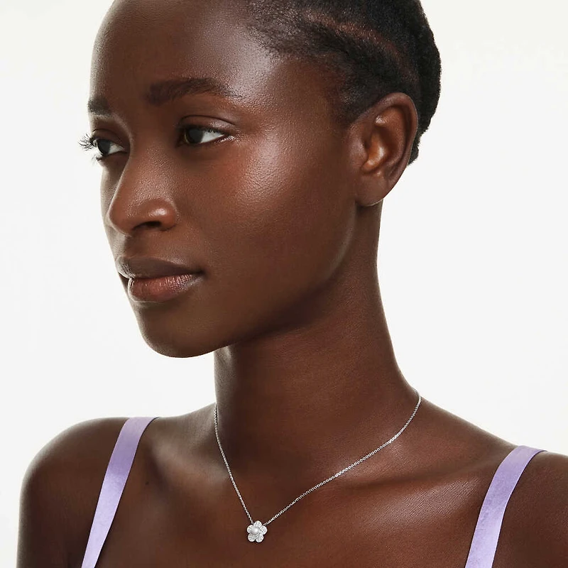 Collier Angelic avec Pendentif Fleur Serti d'une Perle et Cristaux Swarovski - 38cm. Color: blanc | Doucet Latendresse