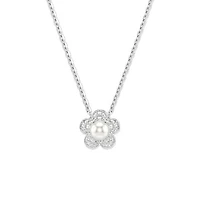 Collier Angelic avec Pendentif Fleur Serti d'une Perle et Cristaux Swarovski - 38cm. Color: blanc | Doucet Latendresse