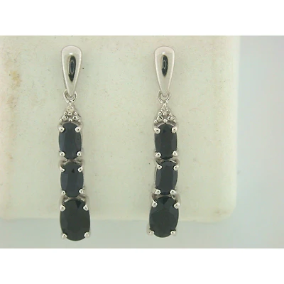 Boucle d'oreille argent 925 avec des saphir noir. Color: blanc | Doucet Latendresse