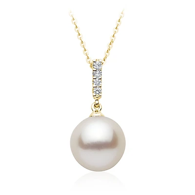 Pendant in 10K yellow gold set with diamonds and a cultured pearl. Color: yellow | Doucet Latendresse