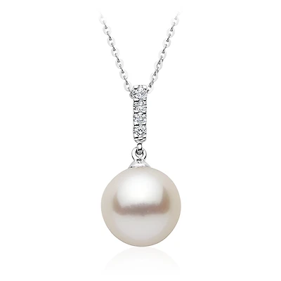 Pendant in 10K white gold set with diamonds and a cultured pearl. Color: white | Doucet Latendresse