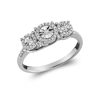 Bague en Or Blanc 10K avec Trois Diamants et Halo. Color: blanc | Doucet Latendresse