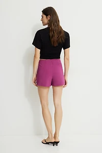 Jupe-short asymétrique avec petite ceinture