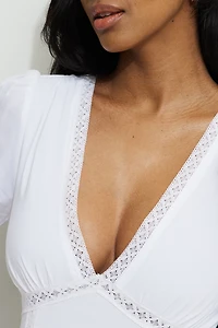 Minirobe évasée à bordure en dentelle
