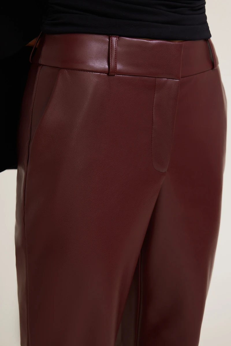 Pantalon en faux cuir à jambe droite Camelia