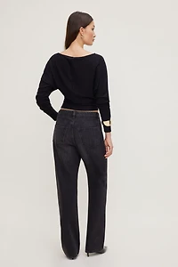 Jean Mika à taille mi-haute et jambe droite décontractée