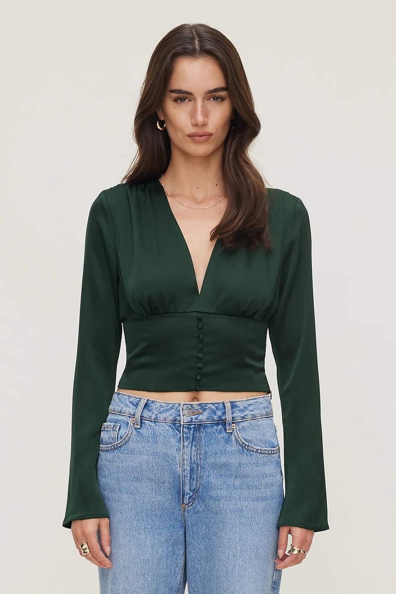 Blouse drapée en satin à col V.