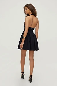 Minirobe évasée en point de Rome à col plongeant