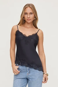 Camisole asymétrique en satin à bordure de dentelle