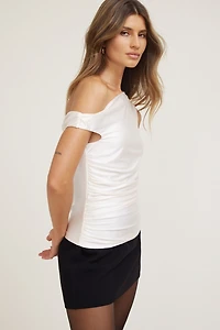 Haut extensible et satiné à épaules dégagées