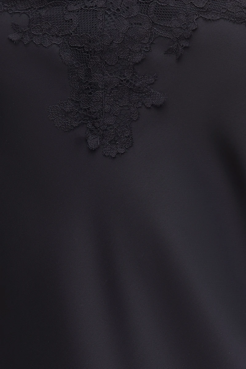 Camisole asymétrique en satin à bordure de dentelle