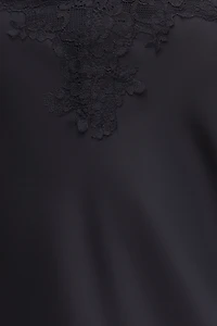 Camisole asymétrique en satin à bordure de dentelle