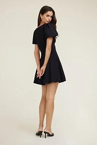 Minirobe évasée à manches bouffantes