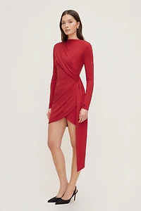 Minirobe sculptante et drapée à l'avant