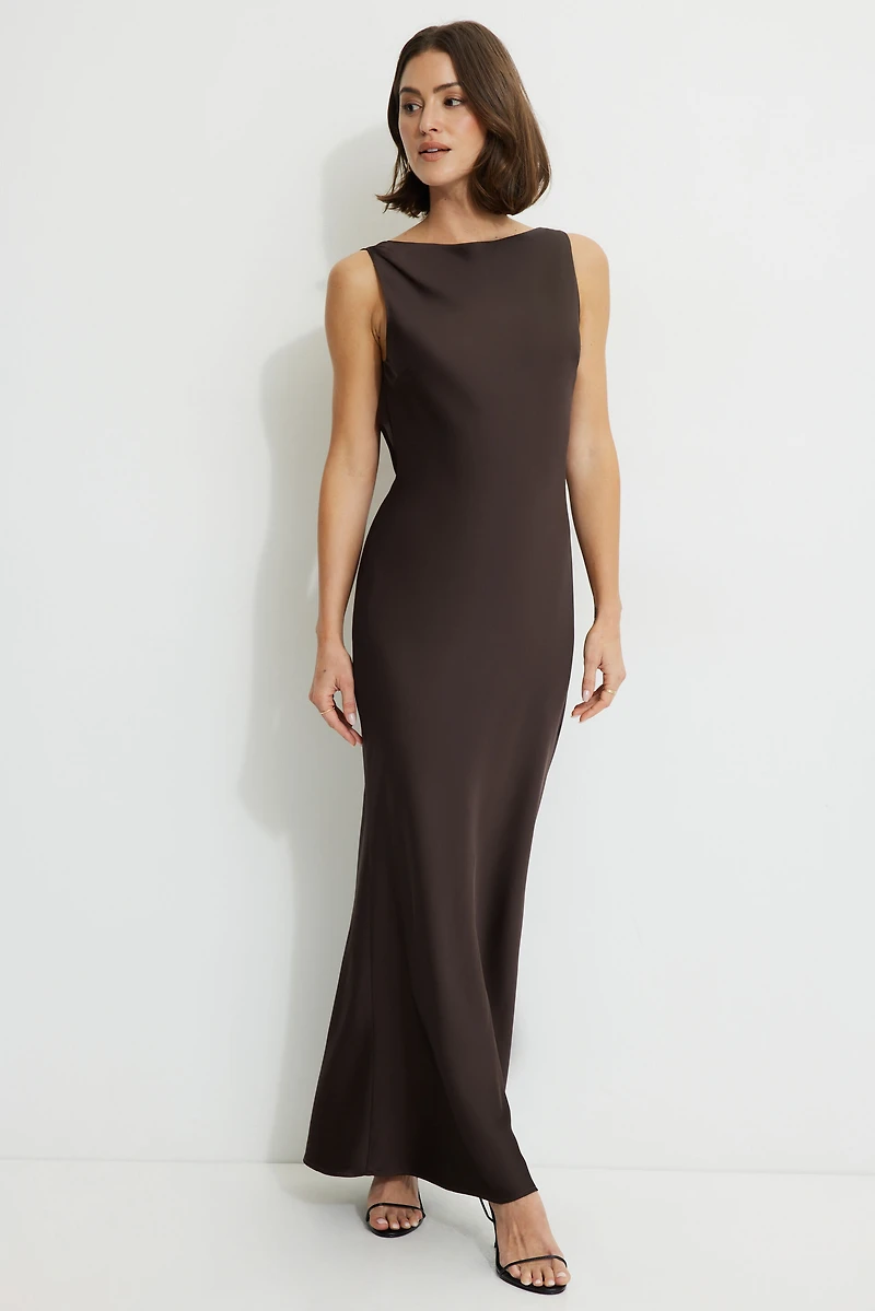Robe nuisette maxi en satin à dos ouvert