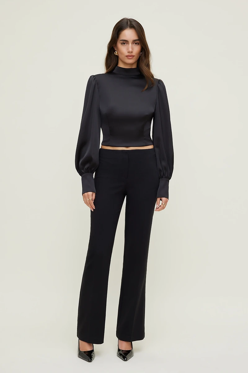 Blouse en satin à dos ouvert