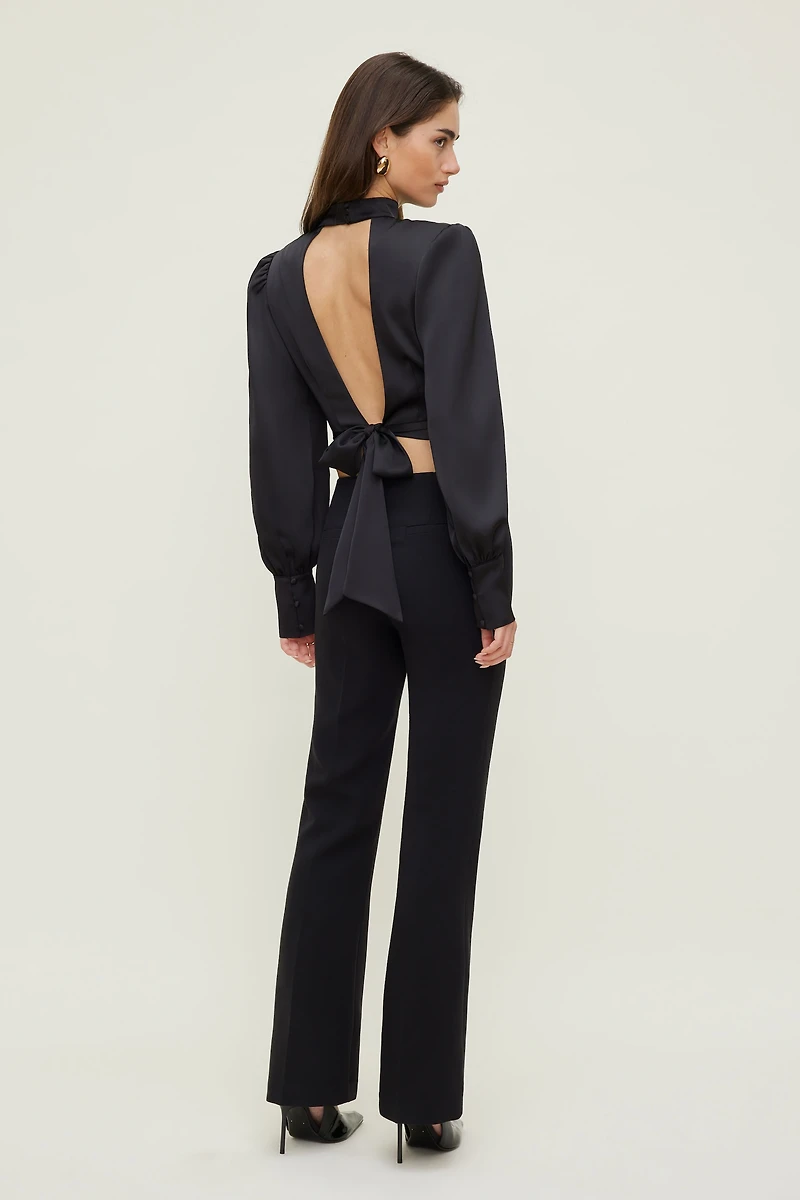 Blouse en satin à dos ouvert