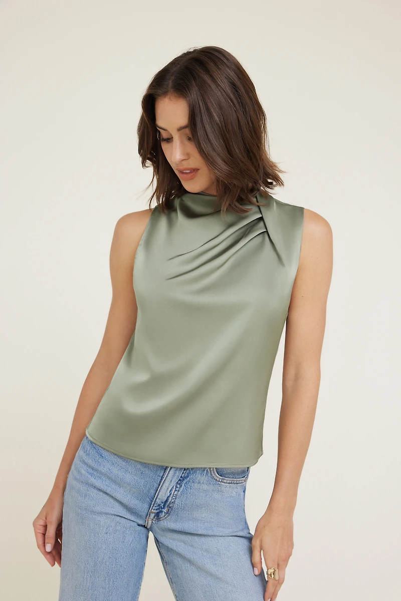 Blouse en satin à col montant