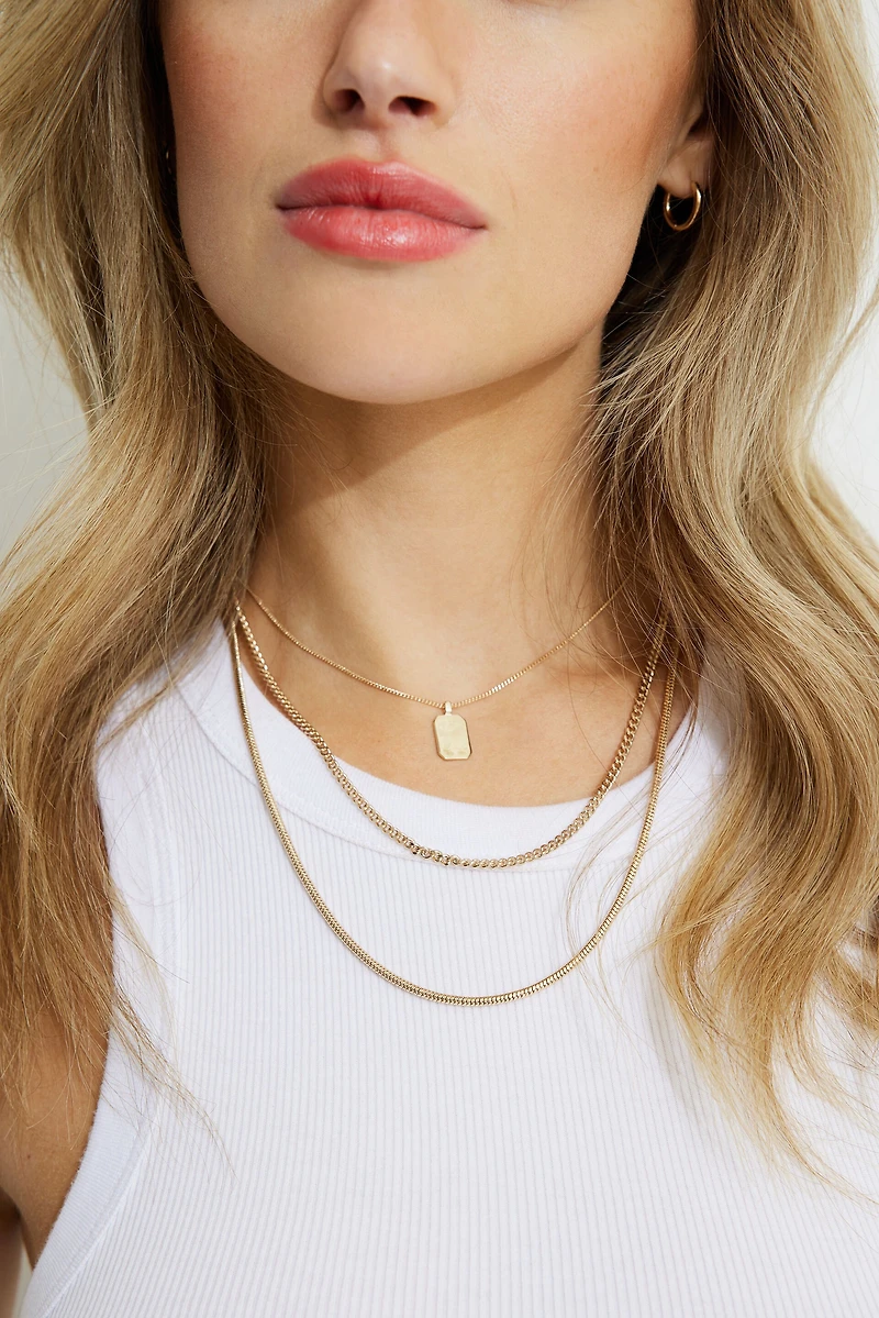 Ensemble de 3 colliers avec médaillon