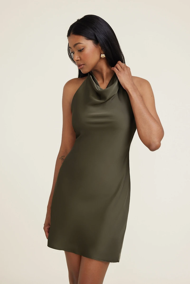 Minirobe en satin à col licou