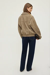 Jean Mika à taille mi-haute et jambe droite décontractée