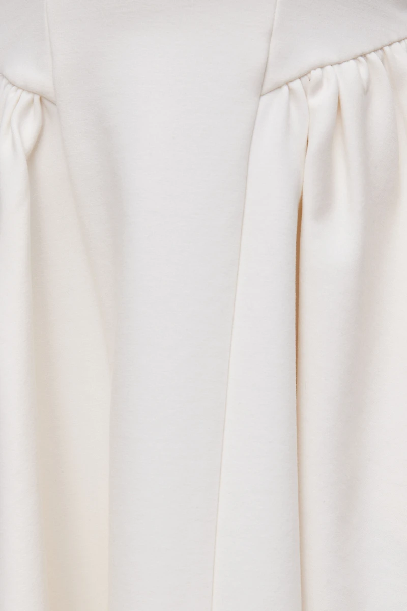 Minirobe évasée en point de Rome à col plongeant